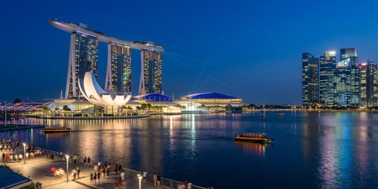 Três torres sustentam terraço e piscina no céu em Singapura