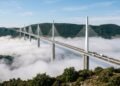 Viaduto de Millau atravessa o vale do Tarn com pilares gigantes