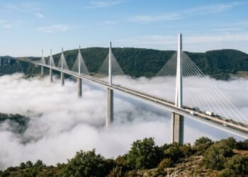 Viaduto de Millau atravessa o vale do Tarn com pilares gigantes