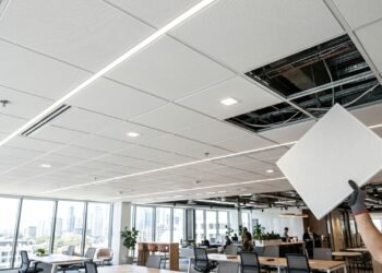Forro modular removível mantém instalações acessíveis acima do teto