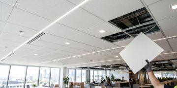 Forro modular removível mantém instalações acessíveis acima do teto