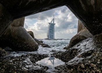 Burj Al Arab depende de 230 estacas sob ilha artificial