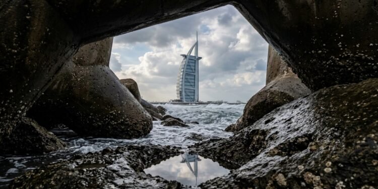 Burj Al Arab depende de 230 estacas sob ilha artificial