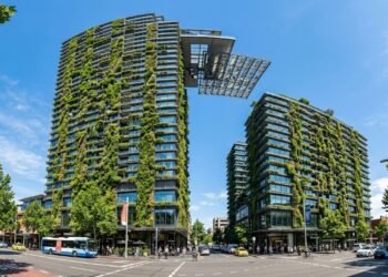Torre verde redireciona luz solar para parque urbano