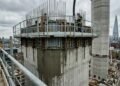 Como o Slipform ergue paredes de concreto continuamente