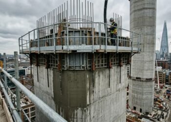 Como o Slipform ergue paredes de concreto continuamente