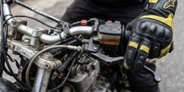 Fluido de freio da motocicleta e comando borrachudo