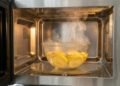 O uso do vapor de água com limão no amolecimento de resíduos e limpeza do micro-ondas