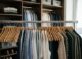 O método do cabide invertido utilizado para identificar roupas pouco usadas no armário