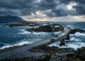 Estrada do Atlântico conecta ilhas diante do mar aberto da Noruega