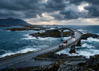 Estrada do Atlântico conecta ilhas diante do mar aberto da Noruega