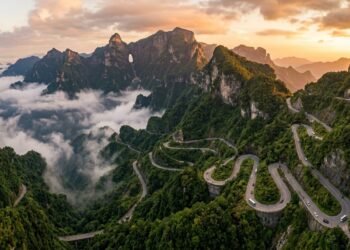 Tongtian Avenue e as 99 curvas da Montanha Tianmen