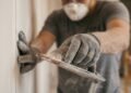 Tratamento de juntas em paredes de drywall