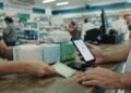 A retirada gratuita segue regras próprias e pode ser feita em estabelecimentos credenciados