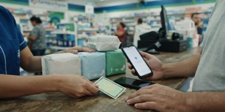 A retirada gratuita segue regras próprias e pode ser feita em estabelecimentos credenciados
