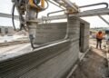 O equipamento transforma um projeto digital em paredes construídas camada após camada