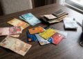 Adeus tarifa do banco: cliente pode cancelar o pacote e continuar usando conta, cartão e saques de graça