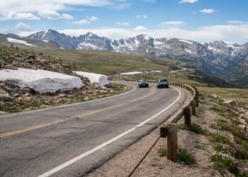 A altitude muda a paisagem e leva a estrada para áreas onde quase não há árvores