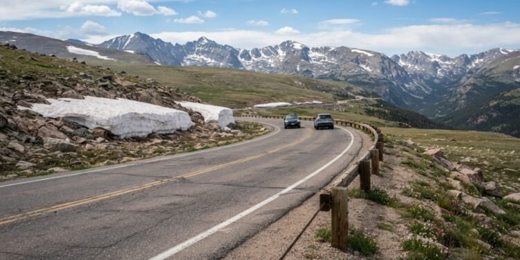 A altitude muda a paisagem e leva a estrada para áreas onde quase não há árvores
