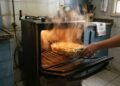 Toda vez que a porta abre, parte da temperatura acumulada escapa para a cozinha