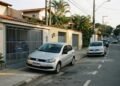 Ser dono do imóvel não cria uma exceção automática para estacionar diante do portão