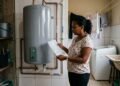 O reservatório perde calor e volta a aquecer a água ao longo do dia