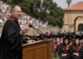 Steve Jobs fala aos formandos durante cerimônia universitária - Imagem meramente ilustrativa