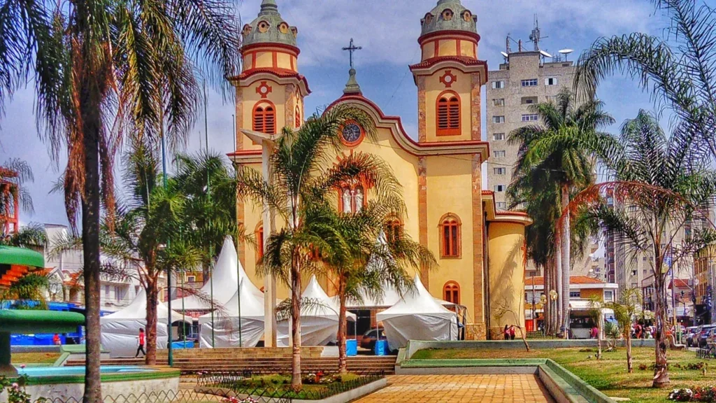 Alfenas reúne paisagens de água doce, áreas verdes e vida universitária //