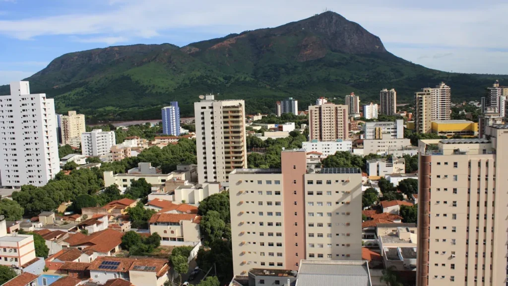 Governador Valadares reúne montanhas, rio e paisagens urbanas //