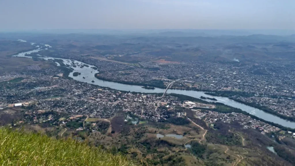 Governador Valadares chama atenção pelo Pico da Ibituruna //