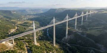 A obra chama atenção pela combinação de leveza visual e dimensões fora do comum