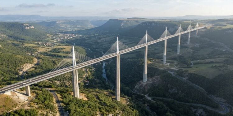 A obra chama atenção pela combinação de leveza visual e dimensões fora do comum
