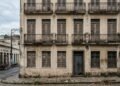 Prédio fechado mostra sinais de abandono no Centro de Vitória