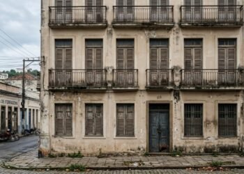 Prédio fechado mostra sinais de abandono no Centro de Vitória