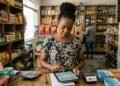 Microempreendedora organiza produtos e contas do próprio negócio