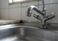 Um vazamento quase invisível pode continuar desperdiçando água todos os dias