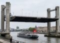 Como a ponte de Bordeaux sobe para liberar navios