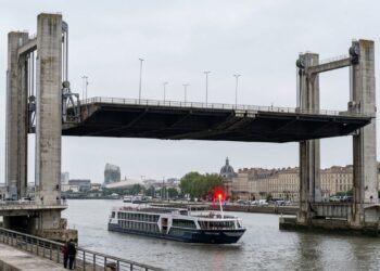 Como a ponte de Bordeaux sobe para liberar navios