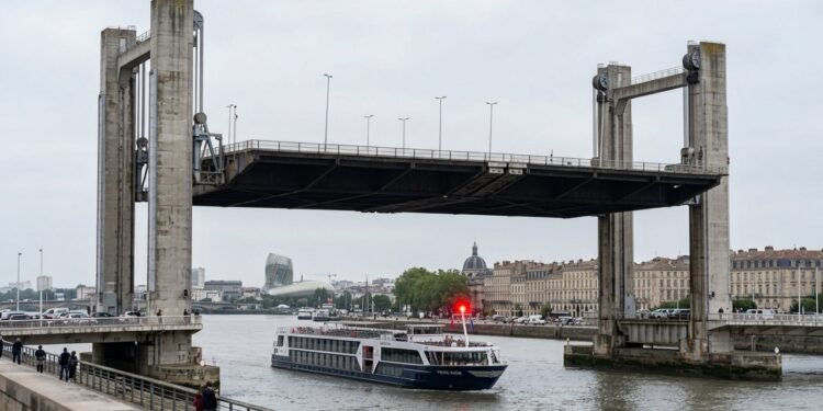 Como a ponte de Bordeaux sobe para liberar navios