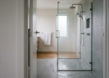 Painel fixo de vidro transforma banheiros modernos