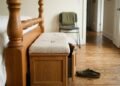 Banco-sapateira substitui cadeira com roupas no quarto