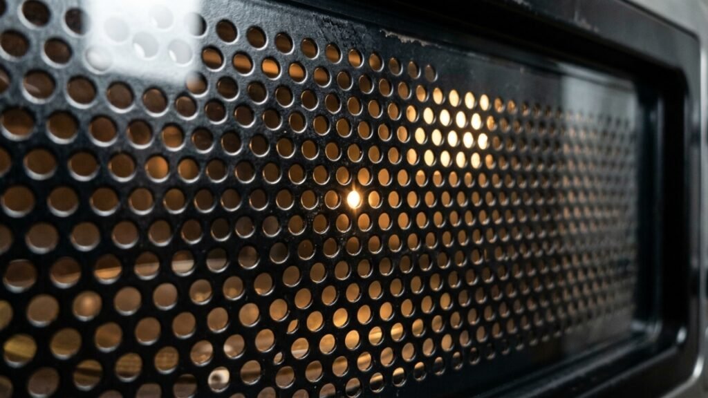 Como a grade da porta do micro-ondas funciona
