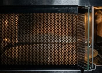 Como a grade da porta do micro-ondas funciona