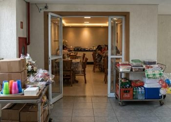 Família entrega 8 cadeiras para reforma, recebe apenas 6 de volta e mostra a ordem de serviço que registrava todas as peças