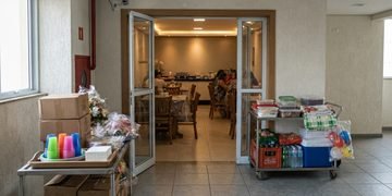 Família entrega 8 cadeiras para reforma, recebe apenas 6 de volta e mostra a ordem de serviço que registrava todas as peças