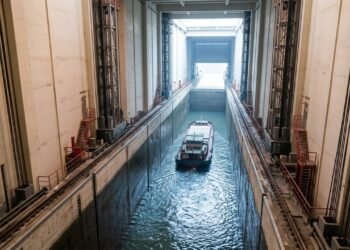 Como o elevador de navios das Três Gargantas ergue embarcações dentro de uma caixa d’água