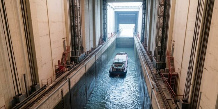 Como o elevador de navios das Três Gargantas ergue embarcações dentro de uma caixa d’água