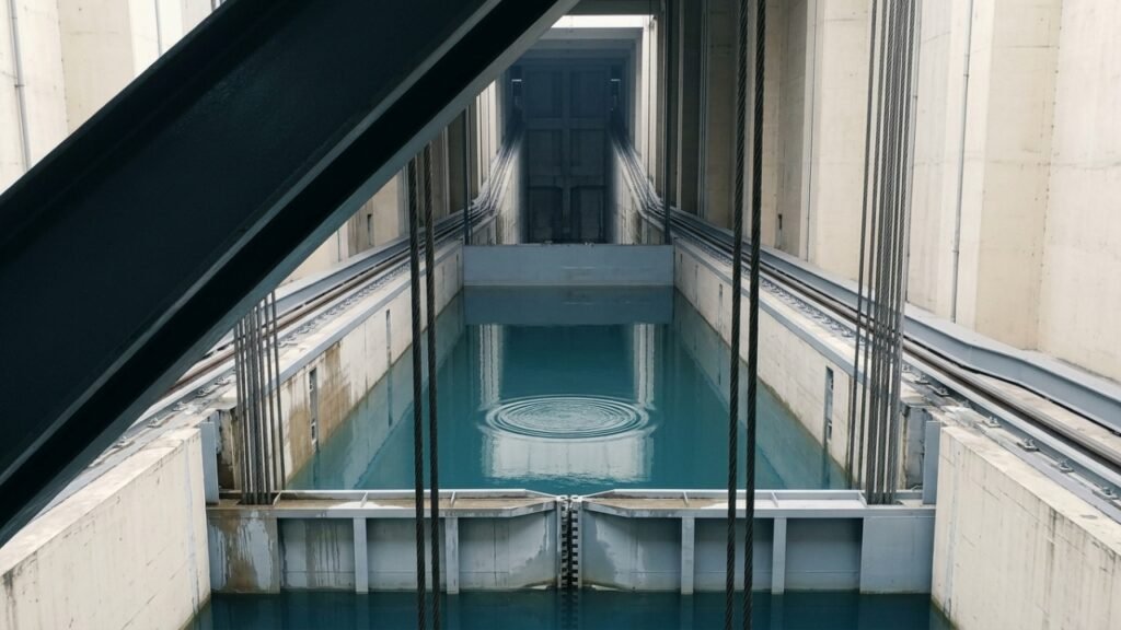 Como o elevador de navios das Três Gargantas ergue embarcações dentro de uma caixa d’água