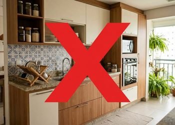 Prateleiras e módulos abertos deixam objetos do dia a dia mais visíveis e fáceis de alcançar