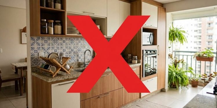 Prateleiras e módulos abertos deixam objetos do dia a dia mais visíveis e fáceis de alcançar